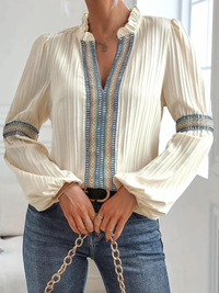 V-Ausschnitt Damenbluse mit Stickerei-Details – Elise